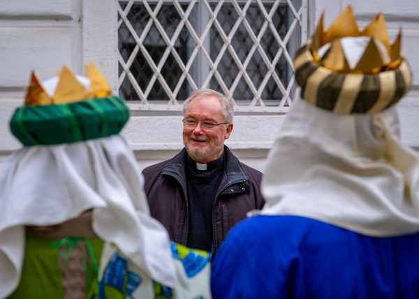 Generalvikar Severin Lederhilger bedankte sich bei den Sternsingern f?r den Besuch im Bischofshof.