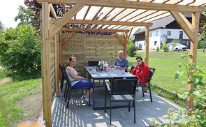 Bewohner in Pfaffing genießen den Sommer unter der neuen Pergola