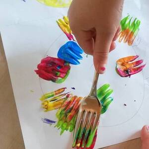 Herbstbastelei mit Farbe und Gabelabdruck