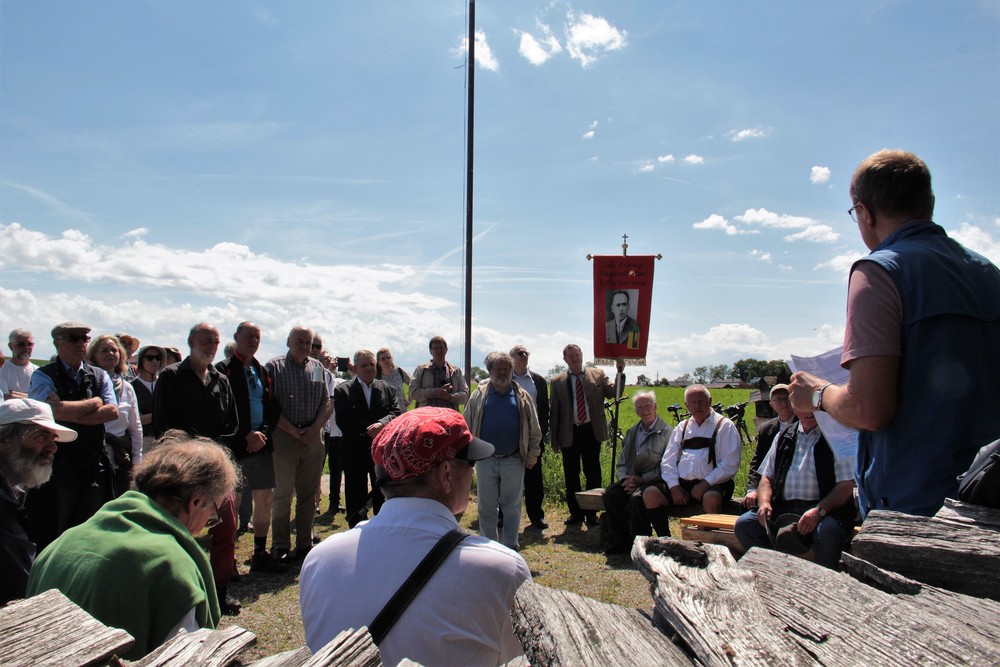Pilgerteilnehmer stehen beim Jägerstätter-Friedensdenkmal in St. Radegund