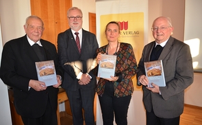 V. l.: Bischof em. Dr. Maximilian Aichern, Pfarrer KR Mag. Johann Fehrerhofer, Kunstreferentin und Mitherausgeberin Mag. Judith Wimmer, Pfarrer Msgr. Karl Wögerer
