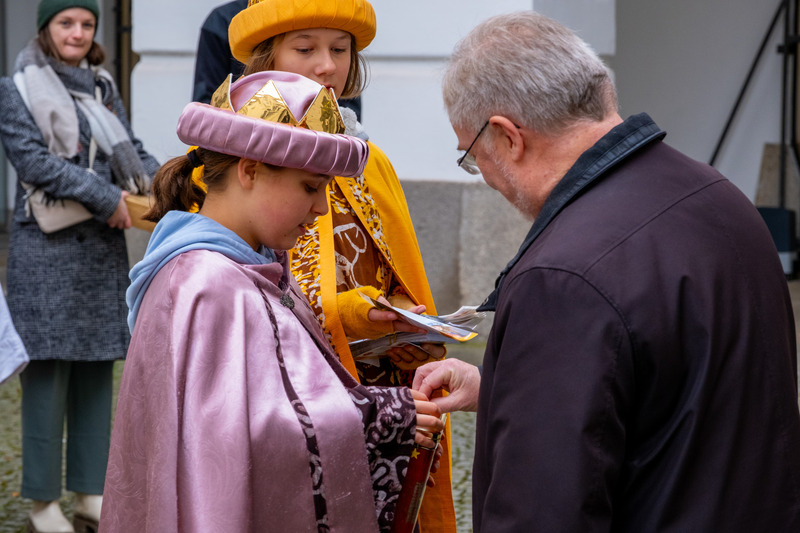 Generalvikar Severin Lederhilger warf eine Spende in die Spendenbox der Sternsinger.