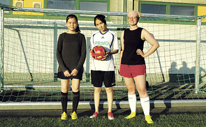 Setare Rahimi (li) und Masuma Sultani sind in Afghanistan aufgewachsen und seit einem Jahr beim Verein, Sophie Stöttinger hat vor wenigen Wochen begonnen.