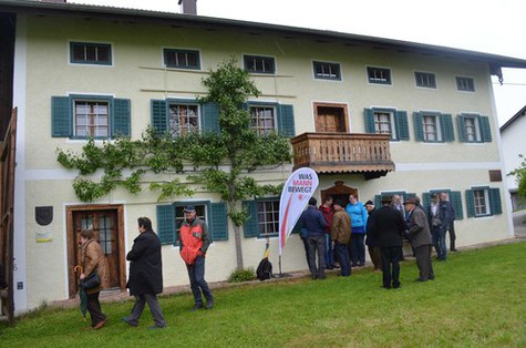 PilgerInnen vorm Haus Jägerstätter