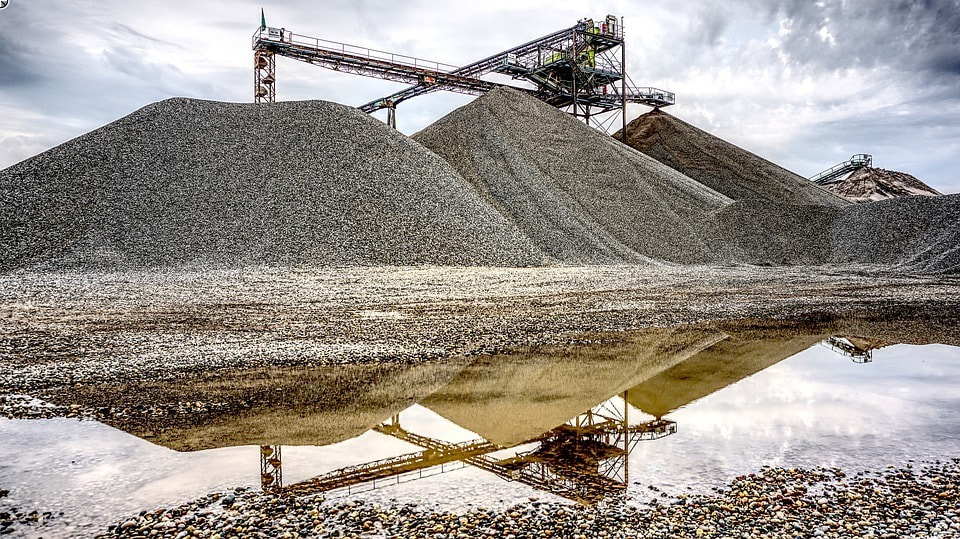 Kieswerk mit Kiesbergen und Förderanlagen