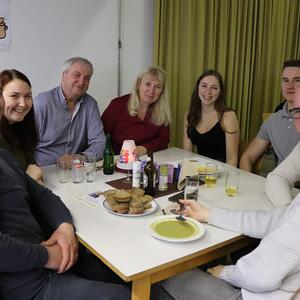Insgesamt wurden über € 3.100,-- für die Aktion Familienfasttag gespendet, € 1.300,-- davon allein beim Suppenessen. 