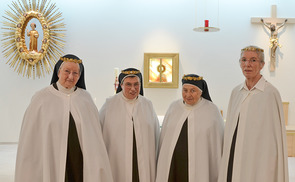 Am 27. Juli 2024 feierten in der Klosterkirche des neuen Mutterhauses der Kongregation der Marienschwestern vom Karmel in Bad Mühllacken vier Marienschwestern ihr Professjubiläum. Dem Festgottesdienst stand Ordensvikar Dr. Adi Trawöger vor.
