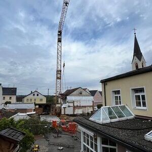 Der Kran steht