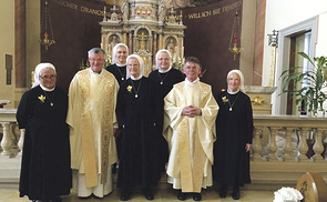 Von li. nach re.: Sr. Isabella Krimmel, Pfarrer Franz Schmalwieser, Sr. Cassiana Mayrhuber, Pfarrer Heinz Purrer, Sr. Gerhardina Luftensteiner. 2. Reihe: Hausoberin Sr. Maria Michaela Roth, Generaloberin Sr. Cordula Kreinecker