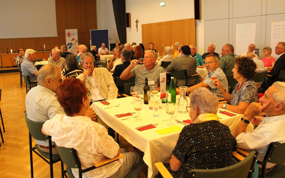 Ein Tisch voller Personen bei der Weinverkostung bei der Sommerakademie 2025