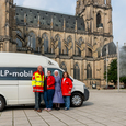 Das Help-Mobil auf dem Linzer Domplatz. © Caritas in OÖ / Das Help-Mobil auf dem Linzer Domplatz. © Caritas in OÖ Das Help-Mobil auf dem Linzer Domplatz. © Caritas in OÖ