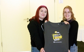 Nathalie (l.) und Emma ermutigen Jugendliche, bei „72 Stunden ohne Kompromiss“ mitzumachen. 