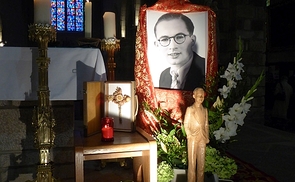 Foto und Skulptur von Marcel Callo im Dom seiner Heimatstadt Rennes.
