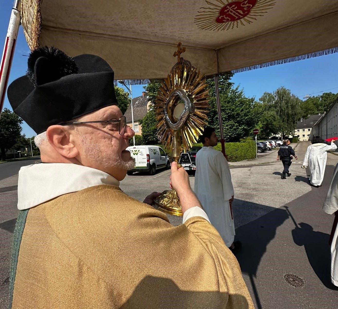 Pfarrer Franz Zeiger mit Monstranz