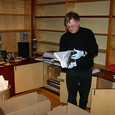Bischof Manfred Scheuer beim Packen. / Diözese Innsbruck/Gstaltmeyr Bischof Manfred Scheuer beim Packen.