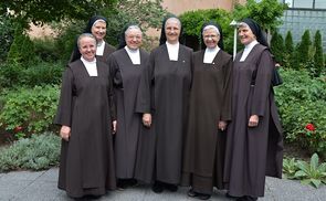 V. l.: Sr. Pauline Angermayr, Sr. Lioba Langemeyer, Sr. Margret Grill, Generaloberin Sr. Michaela Pfeiffer-Vogl, Sr. Huberta Rohrmoser, Sr. Christiane Reichl.