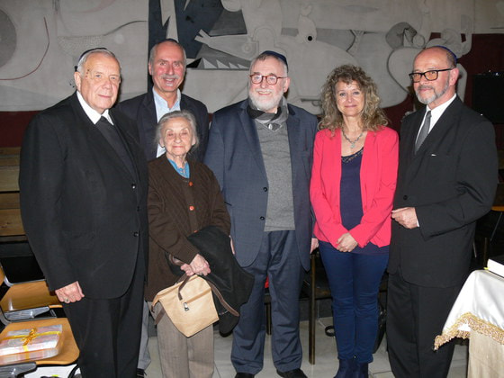 V. l.: Maximilian Aichern, die Mutter von Charlotte Hermann, Markus Schlagnitweit, Paul Chaim Eisenberg, Charlotte Hermann und Peter Paul Kaspar