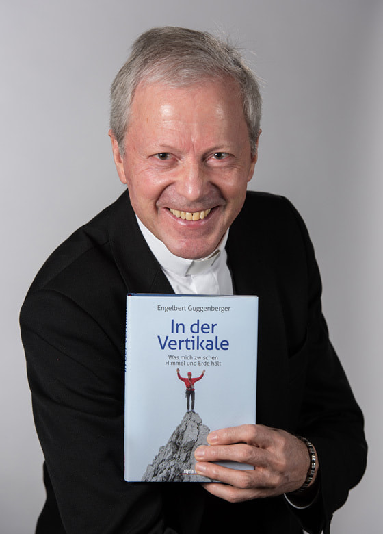 Generalvikar Engelbert Guggenberger mit seinem Buch 'In der Vertikale'
