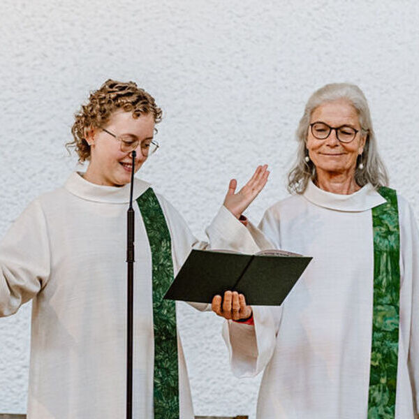 Gottesdienst: Lesung / © Diözese Linz / Frauenkommission / Laurenz Kaiser Eva Ulbrich und Andrea Gschwendtner, hauptamtliche Seelsorgerin und ehrenamtliche Wort-Gottes-Feier-Leiterin in der Pfarrgemeinde Urfahr-St. Markus