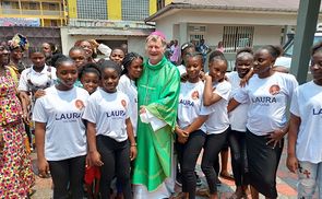 In Kinshasa feierte Scheuer in der Gemeinde Kimbanseke den Gottesdienst mit den Don Bosco Schwestern und jungen Mädchen, die hier in einem der ärmsten Stadtviertel von Kinshasa leben.